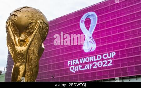 4. September 2019, Moskau, Russland. Kopie der wm-pokal auf Hintergrund Logo der FIFA WM 2022, die in Katar stattfinden wird, auf einem riesigen scre Stockfoto