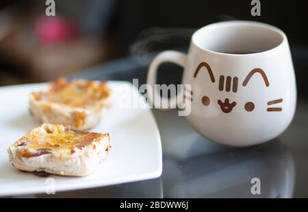 Heißes Cross-Bun und eine Tasse Kaffee Stockfoto