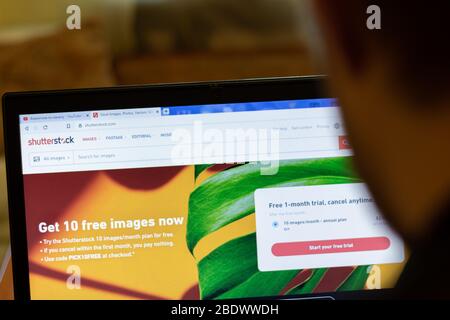 New York, USA – 9. April 2020: Shutterstock Website auf Laptop-Bildschirm Nahaufnahme. Mann mit Service auf dem Display, verschwommener Hintergrund, illustrative Editorial Stockfoto