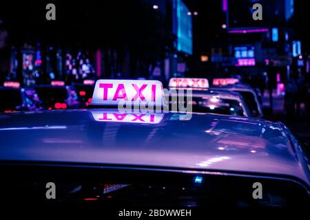 Hongkong, November 2019: Taxi-Auto in Hongkong bei Nacht Stockfoto