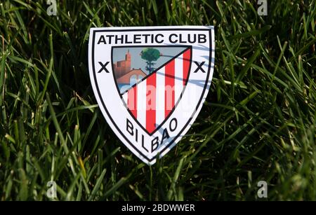 September 6, 2019 Istanbul, Türkei. Das Emblem des spanischen Fußball-Club Athletic Bilbao auf dem grünen Rasen der Fußball-Feld. Stockfoto