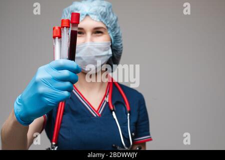 Arzt mit drei Proben von Analysen auf COVID-19. Stockfoto
