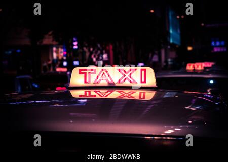 Hongkong, November 2019: Taxi-Auto in Hongkong bei Nacht Stockfoto