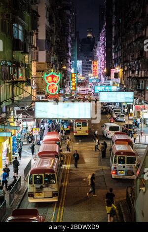 Hong Kong, November, 2019: Überfüllte Straße in Hong Kong bei Nacht am Minibus-Busbahnhof Stockfoto