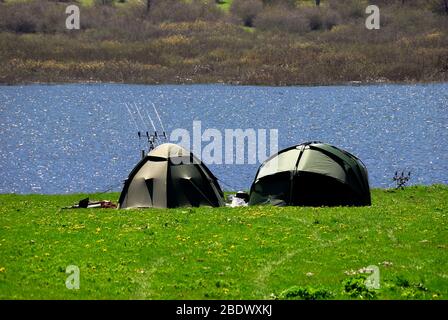 Zelte der Fischer auf dem Matese See. Die Matese ist eine Kette von Bergen in Süditalien Apennin. Der Matesee ist der höchste Karstsee Italiens. Stockfoto