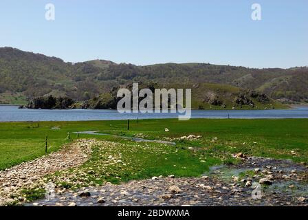 Der Matese See. Die Matese ist eine Kette von Bergen in Süditalien Apennin. Der Matesee ist der höchste Karstsee Italiens Stockfoto