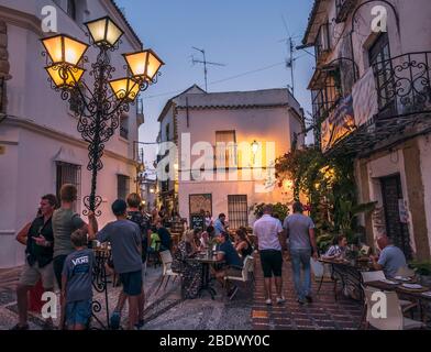 Eine belebte, enge Straße in der Altstadt von Marbella, Marbella, Spanien. Stockfoto