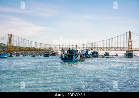 Horizontale Ansicht der gelben Brücke auf der Insel Lembongan, Indonesien. Stockfoto