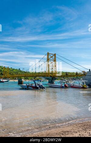Vertikale Ansicht der gelben Brücke auf der Insel Lembongan, Indonesien. Stockfoto