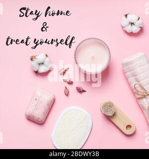 Bleiben Sie zu Hause und gönnen Sie sich Konzept mit Text. Spa, Kosmetik und Körperpflege. Kreative Draufsicht flach legen Zusammensetzung mit Bad Zugang Stockfoto