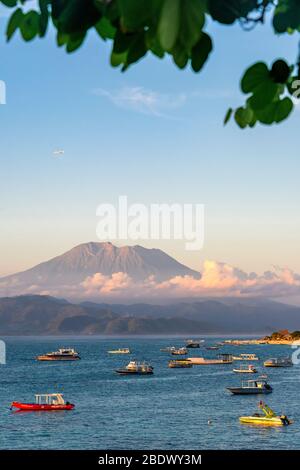 Vertikale Ansicht des Mount Agung von Lembongan Island, Indonesien. Stockfoto