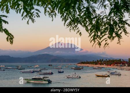 Horizontale Ansicht des Jungut Batu Strandes und des Dorfes auf Lembongan Island, Indonesien. Stockfoto