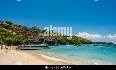 Horizontales Panorama der Touristen, die mit der Fähre am Strand Jungut Batu auf der Insel Lembongan, Indonesien, ankommen. Stockfoto