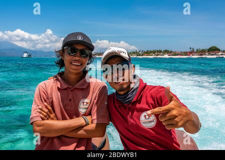 Horizontales Porträt zweier indonesischer Männer, die auf der Schnellfähre von Lambongan, Indonesien, arbeiten. Stockfoto