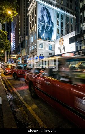 Hongkong, November 2019: Eine Reihe von Taxiwagen, die nachts in Hongkong warten Stockfoto