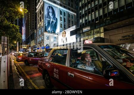 Hongkong, November 2019: Taxifahrer warten in Hongkong nachts Stockfoto