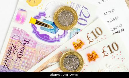Britische Währung flach legen Pfund Münzen über zehn und zwanzig Pfund-Noten Stockfoto