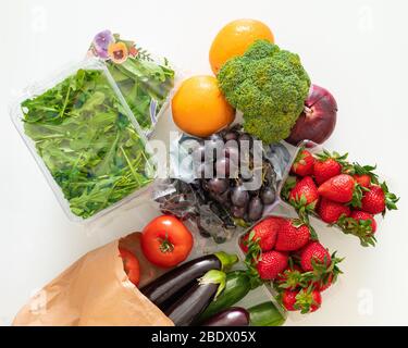 Regenbogenfarbenes Obst und Gemüse auf einem hellen Tisch. Saft und Smoothie Zutaten. Gesunde Ernährung Stockfoto