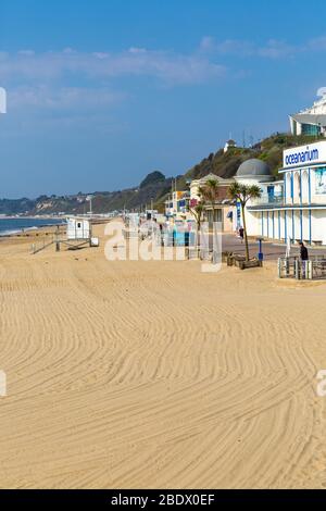 Bournemouth, Dorset, Großbritannien. April 2020. UK Wetter: Leere Strände in Bournemouth an einem warmen sonnigen Karfreitag mit steigenden Temperaturen - Besucher beachten die Ratschläge, sich fernzuhalten und zu Hause zu bleiben, indem sie die Coronavirus Richtlinien einhalten. Quelle: Carolyn Jenkins/Alamy Live News Stockfoto