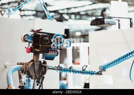 Handgemachte Konzept Roboter. MINT-Ausbildung für Kinder Robotik und Elektronik. DIY. AI DAMPF. Stockfoto