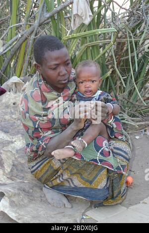 Porträt einer jungen Hadza Mutter mit ihrem Baby, Hadza oder Hadzabe ist ein kleiner Stamm von Jägern Sammler. Fotografiert am Lake Eyasi, Tansania Stockfoto