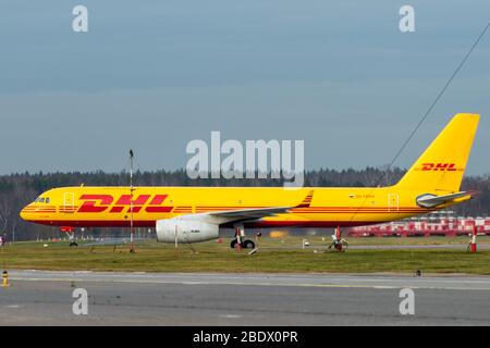 Oktober 29, 2019, Moskau, Russland. Flugzeug Tupolew Tu-204 Aviastar Fluggesellschaften in Livree DHL am Flughafen Scheremetjewo in Moskau. Stockfoto