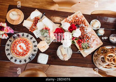 bayerischer Brunch großer Buffet-Tisch mit Fleisch und Gemüse. Ansicht von oben, Kopierbereich Stockfoto