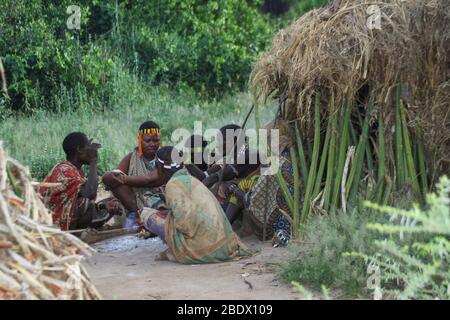 Eine Gruppe von Hadza Frau in traditioneller Kleidung. Fotografiert am Lake Eyasi, Tansania Stockfoto