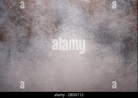 Hellgrauer Hintergrund mit braunen Flecken für die Gestaltung Stockfoto