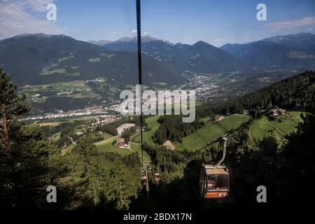 Die Seilbahn, die zum Skigebiet Plose oberhalb der Stadt Brixen in Südtirol führt. Stockfoto