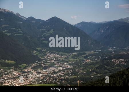 Ein Blick auf die Stadt Brixen in Südtirol, von der Plose aus gesehen. Stockfoto
