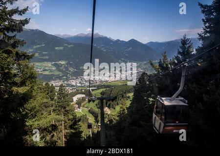 Die Seilbahn, die zum Skigebiet Plose oberhalb der Stadt Brixen in Südtirol führt. Stockfoto