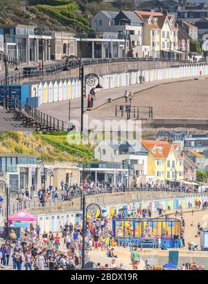 Lyme Regis, Dorset, Großbritannien. April 2020. UK Wetter: Lyme Regis ist fast verlassen Karfreitag trotz der herrlichen warmen Sonnenschein, wie die Menschen hören Regierungsanweisung zu Hause bleiben im Lichte der Covid-19 Pandemie. Die leeren Strände stehen im Kontrast zur Szene von Ostern, als Urlauber und Strandbesucher in Scharen strömten, um ein ähnlich warmes und sonniges Osterwochenende zu genießen. Kredit: Celia McMahon/Alamy Live News Stockfoto