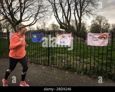 Glasgow, Großbritannien, 10. April 2020. Kleine selbstgemachte Banner hängen an einem Zaun neben dem Elder Park im Stadtteil Govan der Stadt und danken den Mitarbeitern des NHS für ihre Zeit und ihre Aufgaben während der aktuellen COVID-Pandemie 19. Die Krise, die in Großbritannien mehr als 8,000 Menschenleben gefordert hat, hat ihren Höhepunkt noch nicht erreicht und dehnt die Grenzen des NHS aus. Foto: Jeremy Sutton-Hibbert/ Alamy Live News. Stockfoto