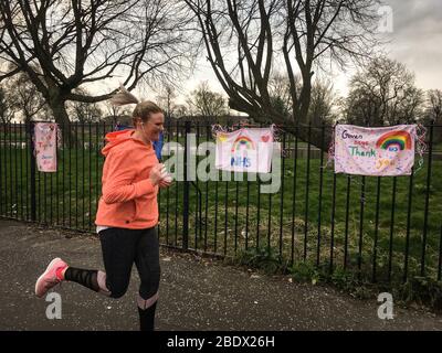 Glasgow, Großbritannien, 10. April 2020. Kleine selbstgemachte Banner hängen an einem Zaun neben dem Elder Park im Stadtteil Govan der Stadt und danken den Mitarbeitern des NHS für ihre Zeit und ihre Aufgaben während der aktuellen COVID-Pandemie 19. Die Krise, die in Großbritannien mehr als 8,000 Menschenleben gefordert hat, hat ihren Höhepunkt noch nicht erreicht und dehnt die Grenzen des NHS aus. Foto: Jeremy Sutton-Hibbert/ Alamy Live News. Stockfoto