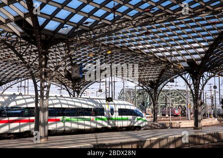 Der Hochgeschwindigkeitszug Intercity Express ICE verlässt den Hauptbahnhof Köln. Hochgeschwindheitszug Intercity Express ICE bei der Ausfahrt aus Stockfoto