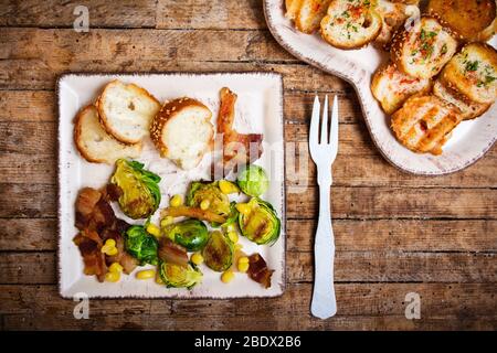 Hausgemachte Bruschetta auf einem herzförmigen Teller mit Gemüse Stockfoto