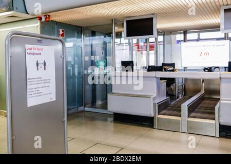 (200410) -- BERLIN, 10. April 2020 (Xinhua) -- AM Flughafen Berlin-Tegel in der Hauptstadt Berlin, 9. April 2020, IST EIN Schild zu sehen, auf dem die Fluggäste die Distanz halten. (Foto von Binh Truong/Xinhua) Stockfoto