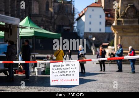 (200410) -- BERLIN, 10. April 2020 (Xinhua) -- EIN Schild, das die Distanzhaltung von Menschen aufzeigt, ist auf einem Markt in Erfurt, Deutschland, 1. April 2020 zu sehen. (Foto von Kevin Voigt/Xinhua) Stockfoto