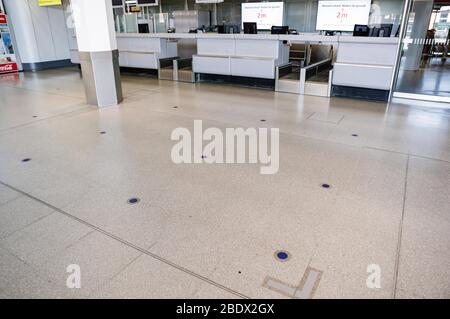 (200410) -- BERLIN, 10. April 2020 (Xinhua) -- Orte, an denen Passagiere auf Distanz bleiben, sind am Flughafen Berlin-Tegel in der Hauptstadt Berlin, 9. April 2020 zu sehen. (Foto von Binh Truong/Xinhua) Stockfoto