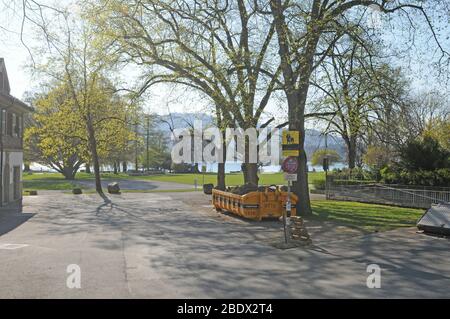 Corona Geisterstadt Zürich Stadt: Straßen und öffentliche Plätze sind wegen CoVid19 geschlossen oder leer Melden Sie sich wie hier am Limmatquai an Stockfoto