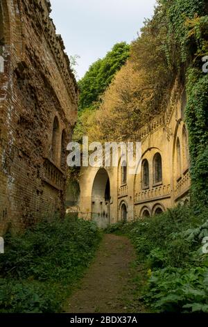 Ruinen der Festung Tarakaniv (Dubenska) bei Tarakaniv Dorf im Dubenski Bezirk, Riwnenskiy Region, Ukraine. Reiseziele in der Ukraine Stockfoto