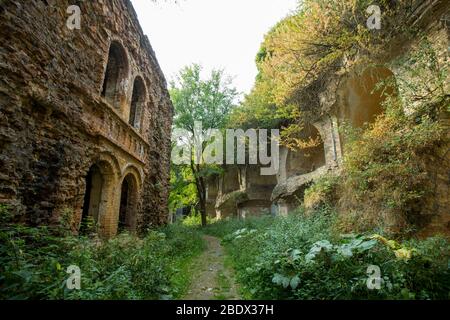 Ruinen der Festung Tarakaniv (Dubenska) bei Tarakaniv Dorf im Dubenski Bezirk, Riwnenskiy Region, Ukraine. Reiseziele in der Ukraine Stockfoto