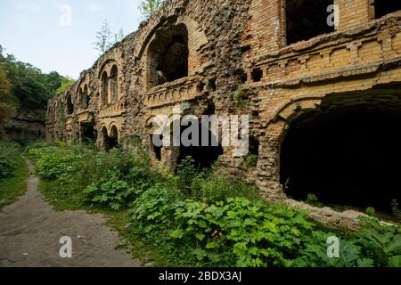 Ruinen der Festung Tarakaniv (Dubenska) bei Tarakaniv Dorf im Dubenski Bezirk, Riwnenskiy Region, Ukraine. Reiseziele in der Ukraine Stockfoto