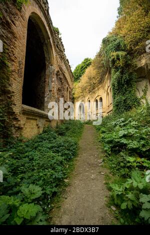 Ruinen der Festung Tarakaniv (Dubenska) bei Tarakaniv Dorf im Dubenski Bezirk, Riwnenskiy Region, Ukraine. Reiseziele in der Ukraine Stockfoto