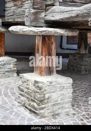 Traditioneller Granarie (Raccard) Fuß über dem Boden gebaut. Eine kreisförmige Steinplatte, die einen Überhang bildet, wird zwischen den Stelzen und dem Granar interkaliert Stockfoto