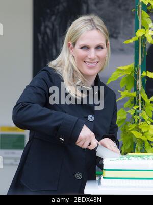 Zara Tindell, Reiterin und Olympionikin, schneidet bei der Chelsea Flower Show einen Kuchen. Sie ist die älteste Enkelin von Königin Elisabeth der Zweiten. Stockfoto