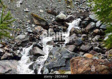 Alpine Gletscherbach mit trüben Schmelzwasser, das manchmal auch als Gletschermilch bekannt ist. Stockfoto