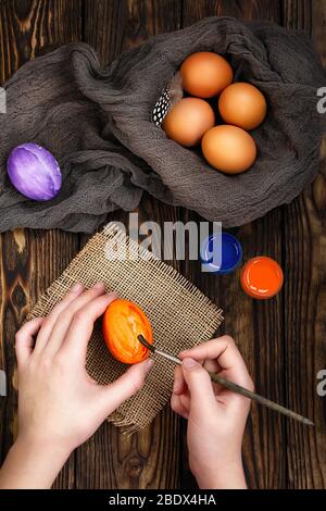 Hands on Foto des Gemäldes Eier für Ostern Stockfoto