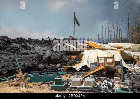 Das Haus wurde während des Vulkanausbruchs von Kīlauea, 19. Mai 2018, durch Lava zerstört. Das Wohngebiet von Leilani Estates wurde evakuiert. Stockfoto